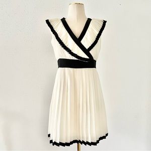 RORY BECA FOREVER 21 Women's Size Medium Ivory Pleated V-Neck Sleeveless Dress M